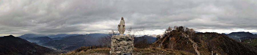 Alla Madonnina del Costone (1195 m) con vista verso Val Brembana